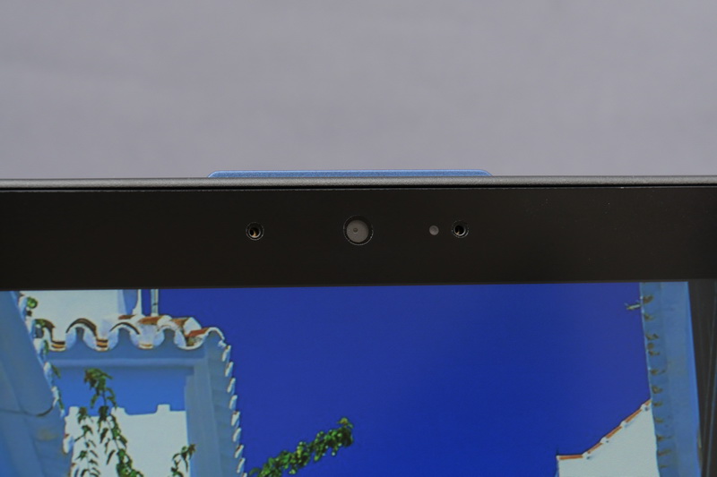 ディスプレイ上部に約92万画素のWebカメラを搭載