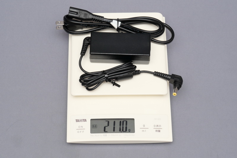ACアダプタの重量は付属電源ケーブル込みで実測211gと軽い
