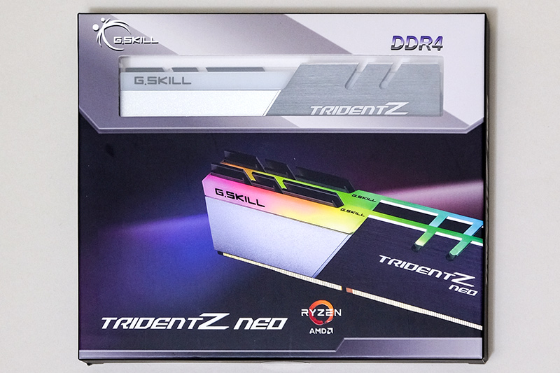 パッケージ。光源の関係で白と銀色に見えるが、実際のヒートシンクは両面とも銀と黒の組み合わせ