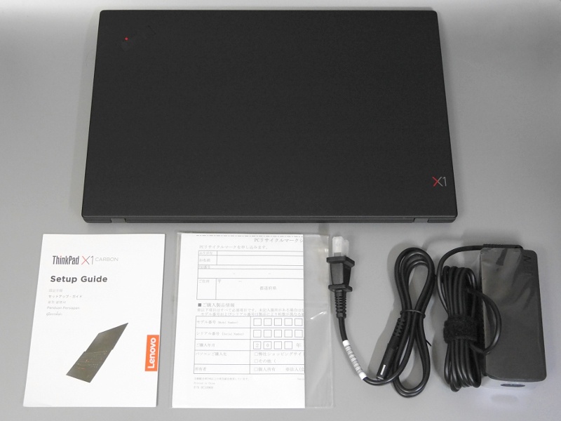 同梱品。本体、セットアップガイド、保証書、および別梱包のACアダプタ一式が並ぶ