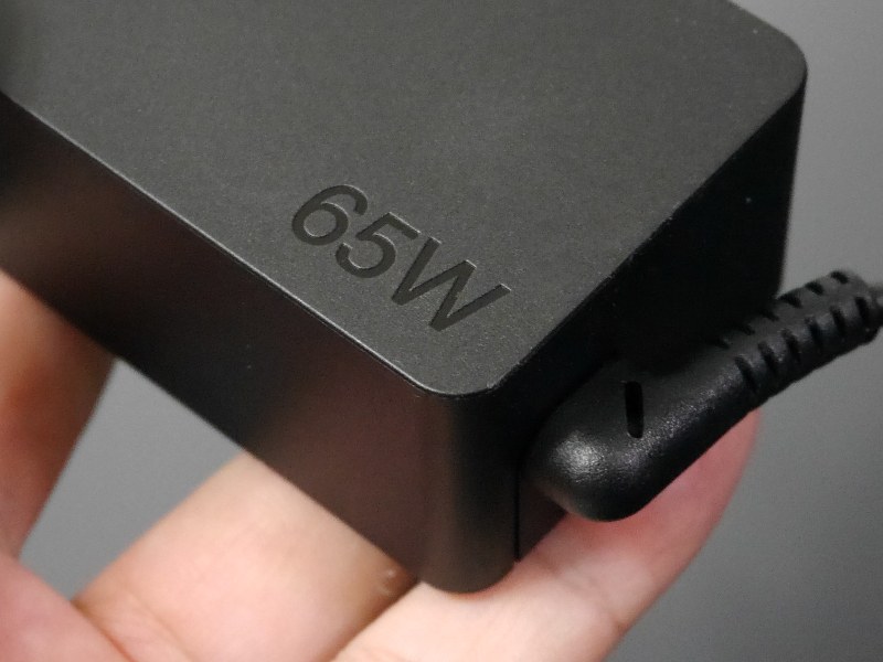 ACアダプタ。今回は65W対応のモデルを購入している。コネクタ形状はUSB Type-Cだ