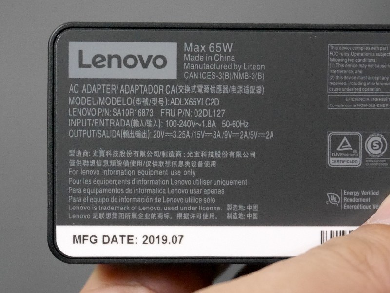 65W ACアダプタの裏面を見ると、PDO(Power DATA Object)は「5V/2A」、「9V/2A」、「15V/3A」、「20V/3.25A」となっている。この「20V/3.25A」が最大と見られる