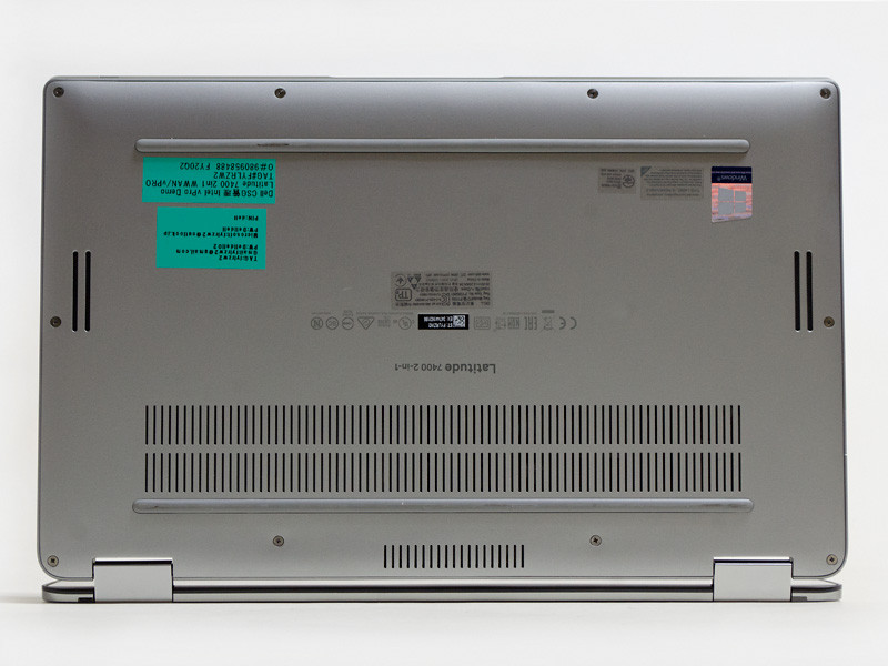 前後バー式のゴム足。中央左右のスリットにスピーカー