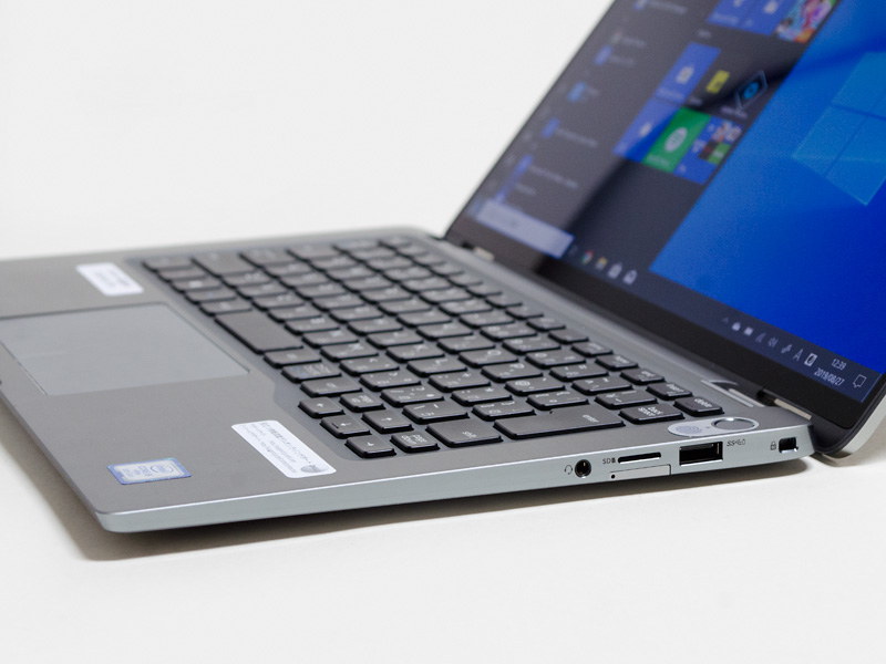 右側面はロックポート、USB 3.0、microSDカード(上)、SIMスロット(下)、音声入出力