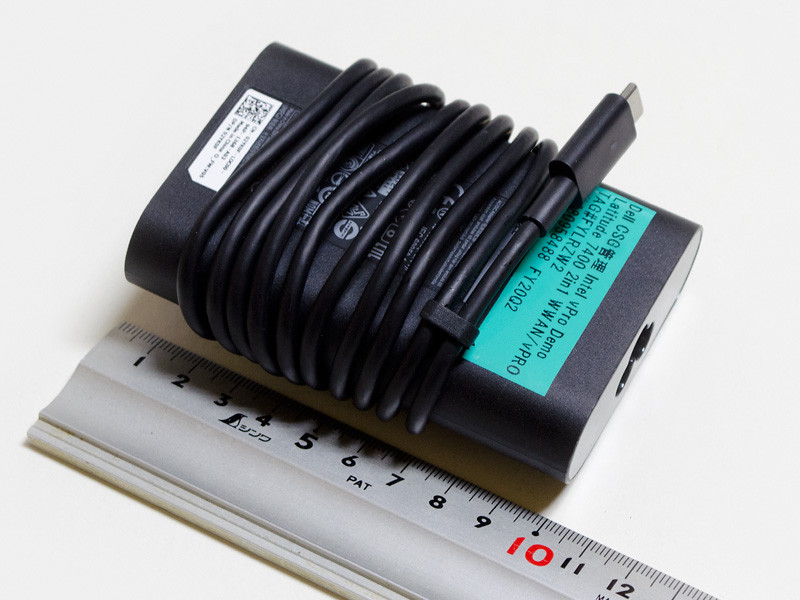 付属のACアダプタはType-C型。サイズは約100×65×25mm(幅×奥行き×高さ)、重量215g、出力は5/9/15/20Vで3/3/3/3.25A