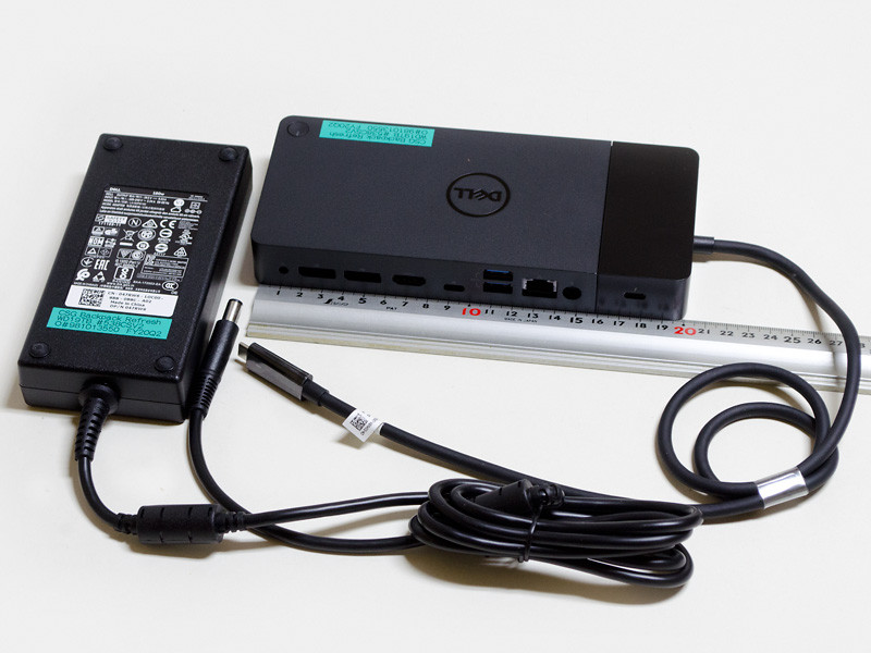 オプションのドッキングステーション「Dell Thunderbolt Dock WD19TB」。見えてる面にDisplayPort×2、HDMI、Type-C、USB 3.0×2、Ethernet、電源入力。裏側にUSB 3.0、Type-C、音声入出力。専用ACアダプタもかなり大きい