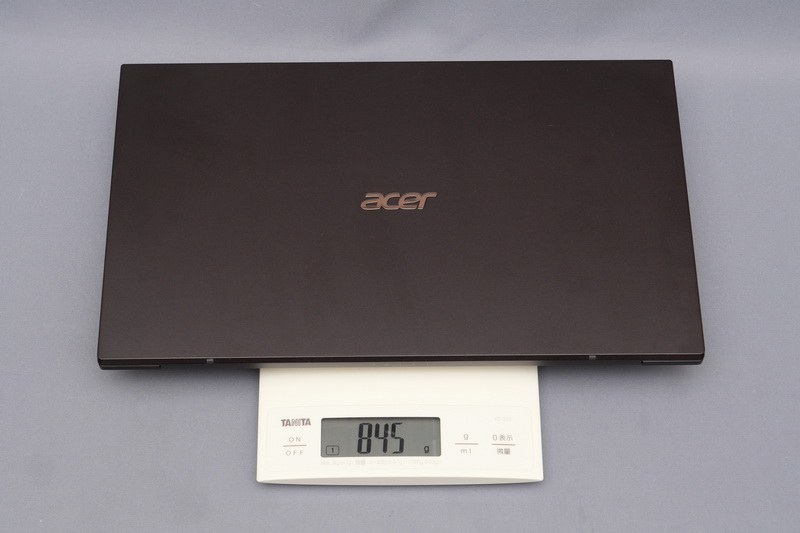 重量は実測で845g。14型タッチ液晶搭載でこの軽さは驚異的だ