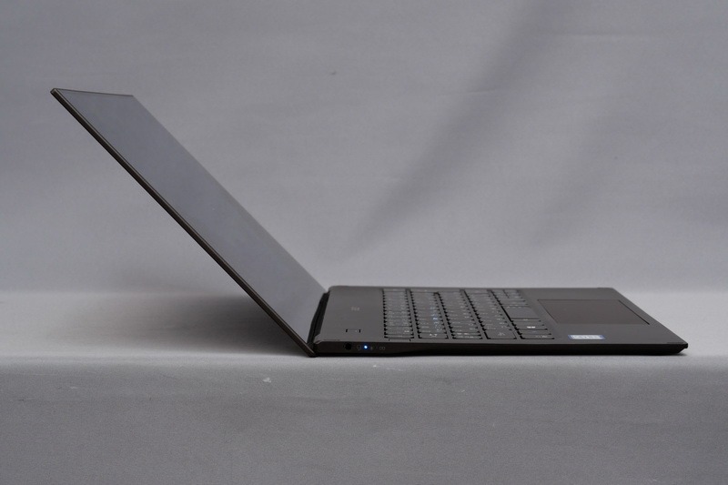 ディスプレイは135度ほどまで開く