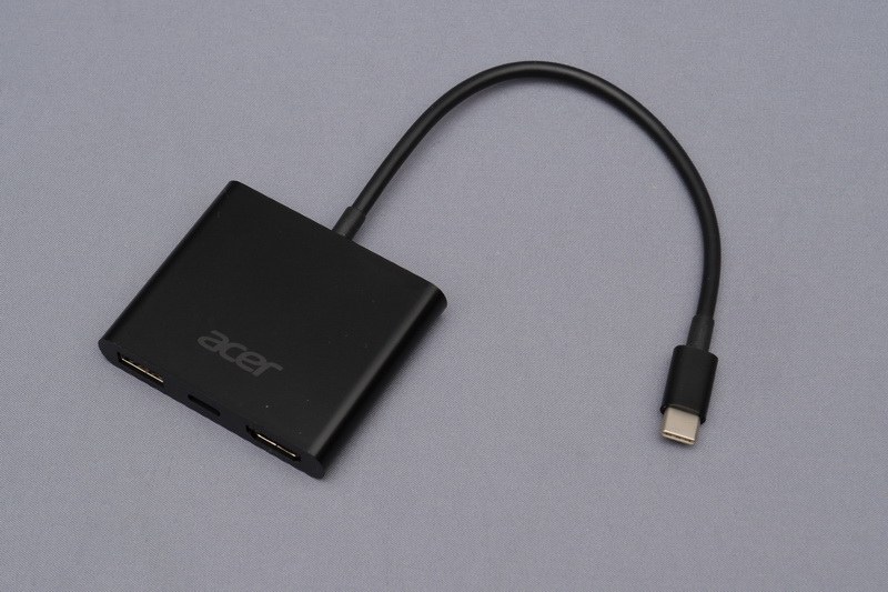 標準でHDMI、USB Type-A、USB Type-Cの各ポートを備える「USB Type-C マルチポート変換ケーブル」が付属