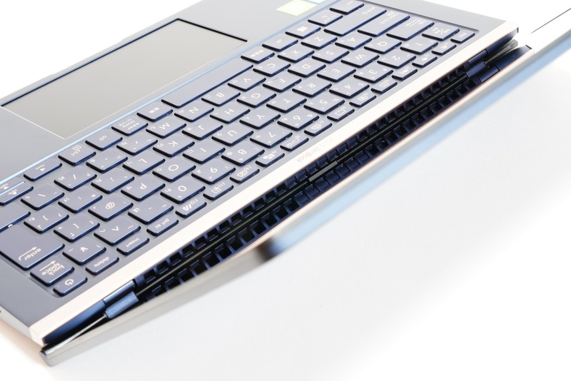 排気口から吹き出す熱気はディスプレイ上部に流れる