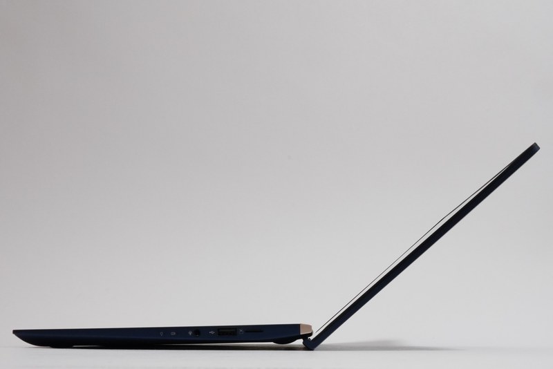 ディスプレイの最大展開角度は138度。ディスプレイを開くとヒンジ側がせり上がって約3度の斜度が生じる「エルゴリフト」機構が採用されている