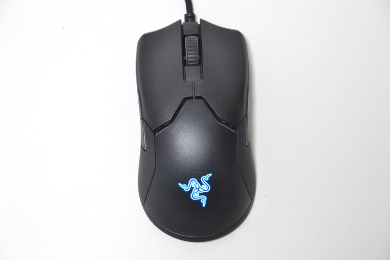 左右対称のオーソドックスな形状。電源が入るとロゴが光って浮かび上がる