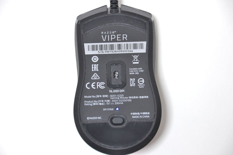 裏面。センサーはほぼ中心の位置にある。下部にあるのはDPI変更ボタンとDPI判別用のLED