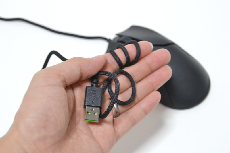 柔らかく取り回しやすいケーブルが、軽量の本体をより活かしてくれる