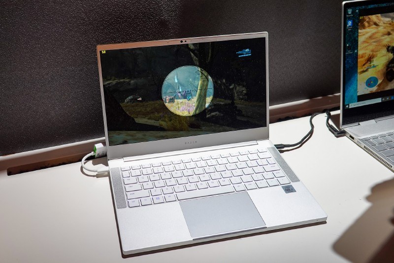 Razer Blade Stealth 13 – Mercury White、13.3型のフルHDディスプレイを搭載して狭額縁となっている。重量は約1.3kgで厚さ15mm。大型のタッチパッドが操作しやすそうだ