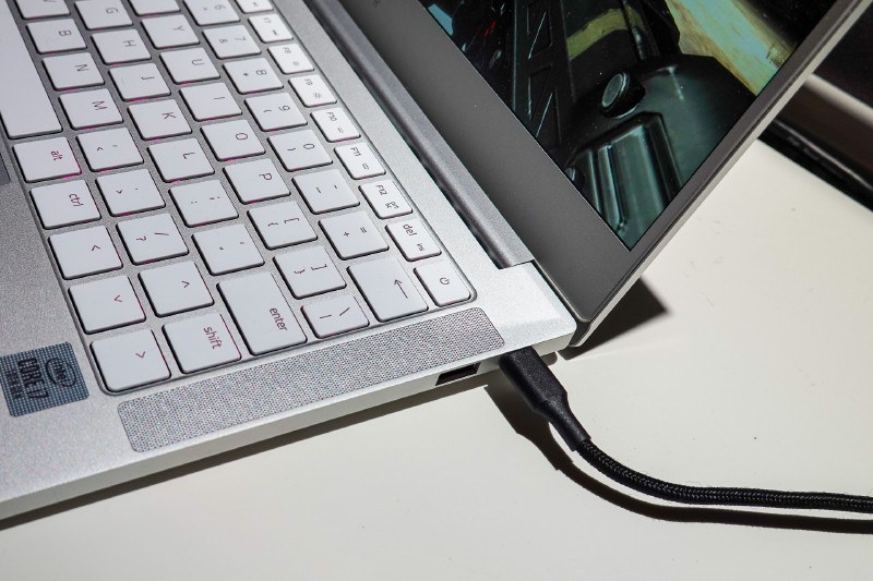 Razer Blade Stealth 13 – Mercury Whiteの右側面、USB Type-CとUSB Standard Aが1つずつ