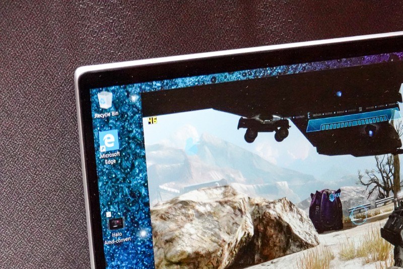 Ryzen 7 3700Uの動画は同じゲームで47fpsを示していた