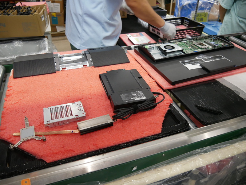 取り外した部品や組み込む部品がトレイに並べられる