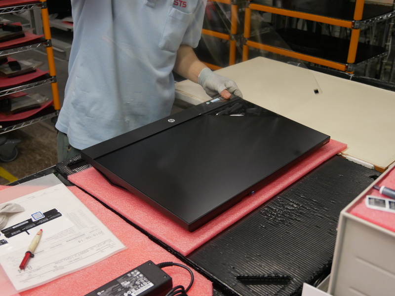 ここで一度、ディスプレイのビニールを取りはずす