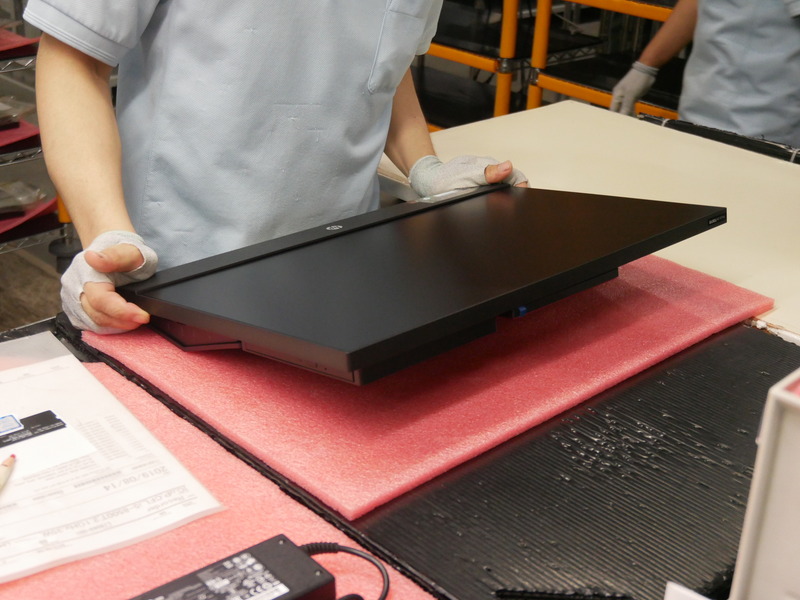 目視でディスプレイに傷がないかどうかをチェックする