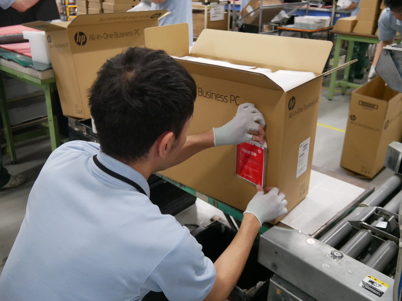 梱包箱に入れて、箱に出荷用のシールを貼る