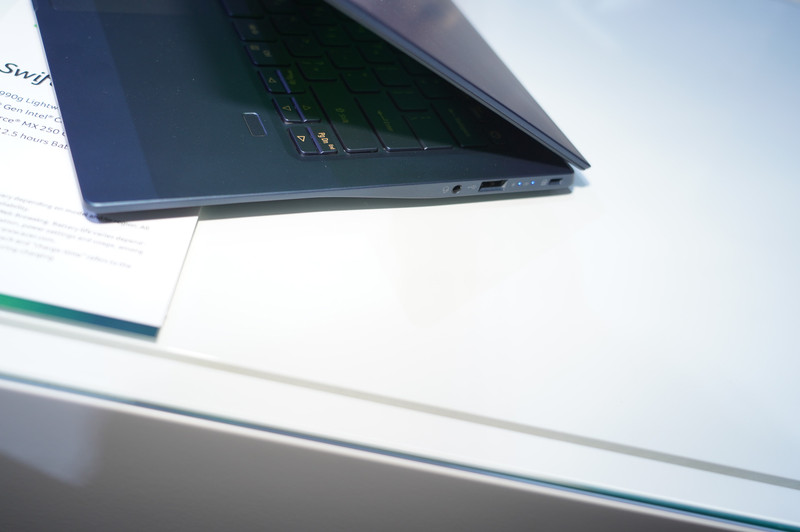 本体の右側面、ヘッドフォン端子、USB Standard A、セキュリティケーブルホール