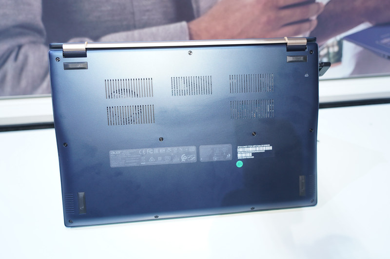 底面、日本のPCリサイクルマークも貼られている。