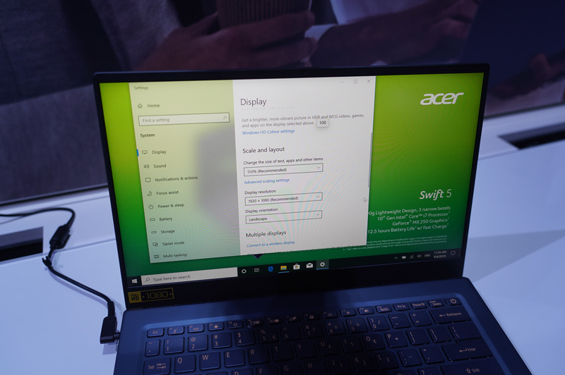 ディスプレイは14型フルHD
