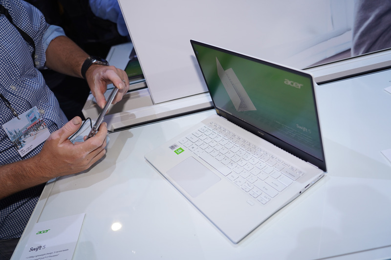 カラーバリエーションとしてホワイトも用意されている