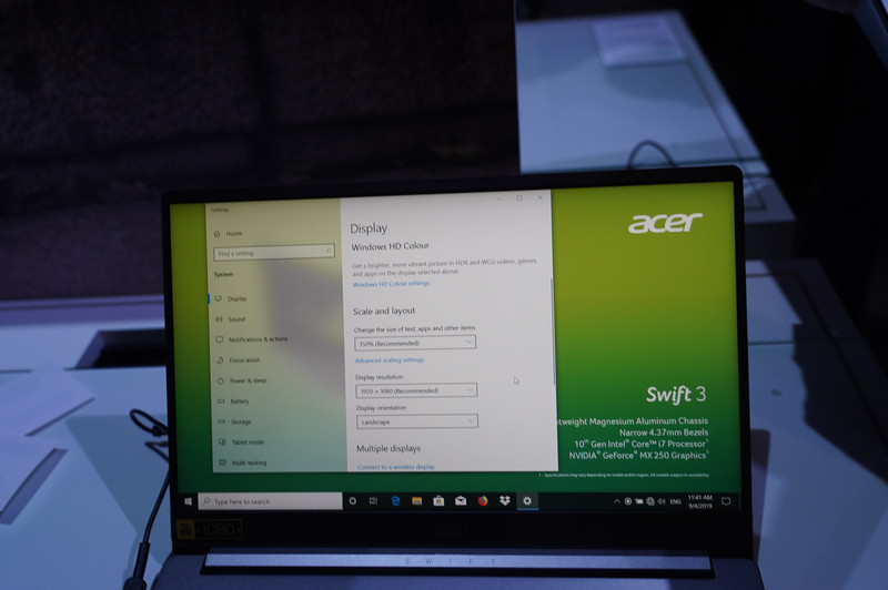 ディスプレイはフルHD