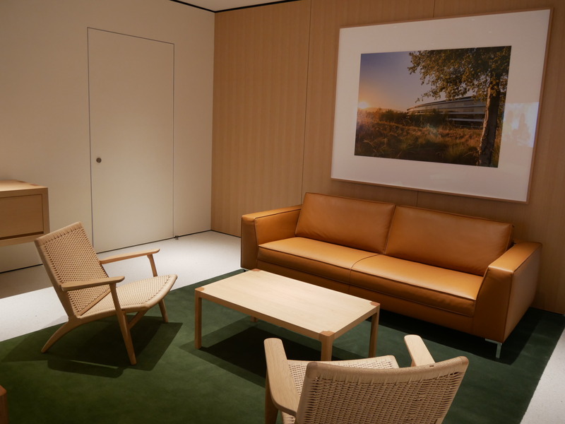 ボードルームには本社であるAppleパークの写真が飾られている