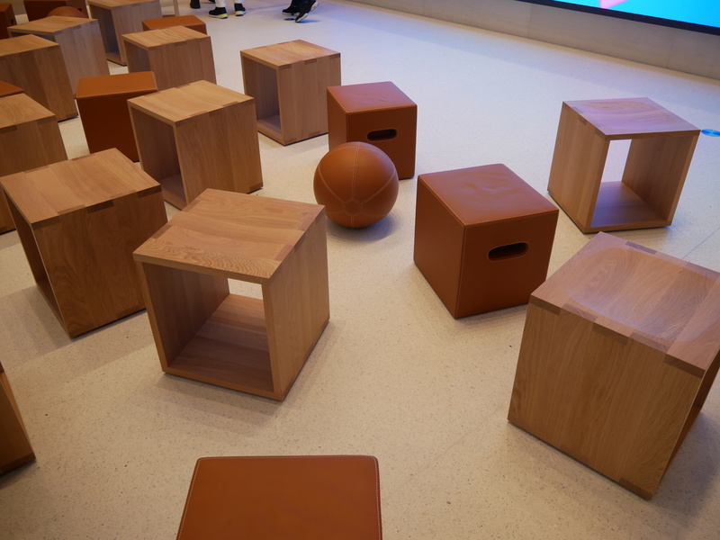 ビデオウォールの前には自由に座れる椅子が置かれている