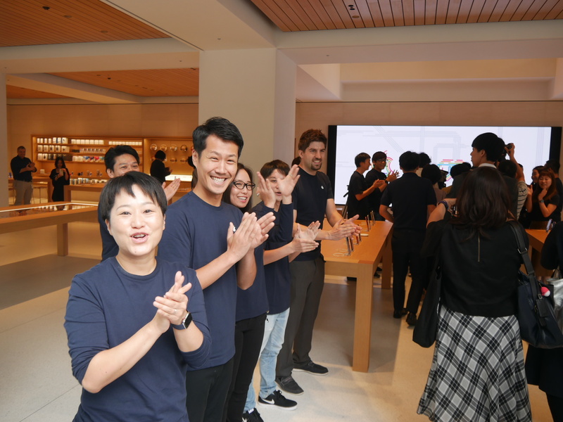 報道関係者を迎え入れるスタッフ。開店当日も同じような光景が見られそうだ