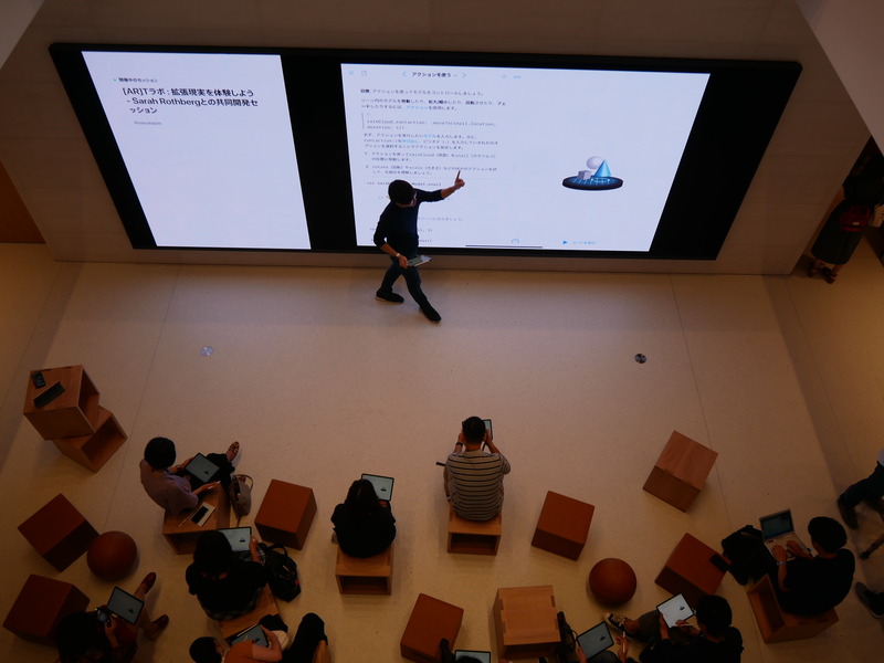 吹き抜けからセッションの様子を見る