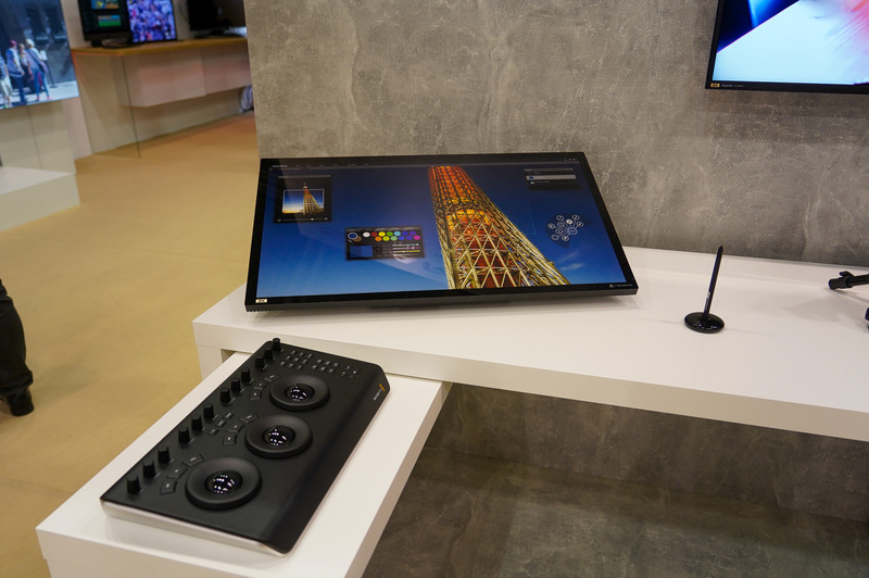 2021年に投入される見通しの一体型8K PCのモックアップ。背面にPCユニットを合体するかたちになっている。ペンも使える