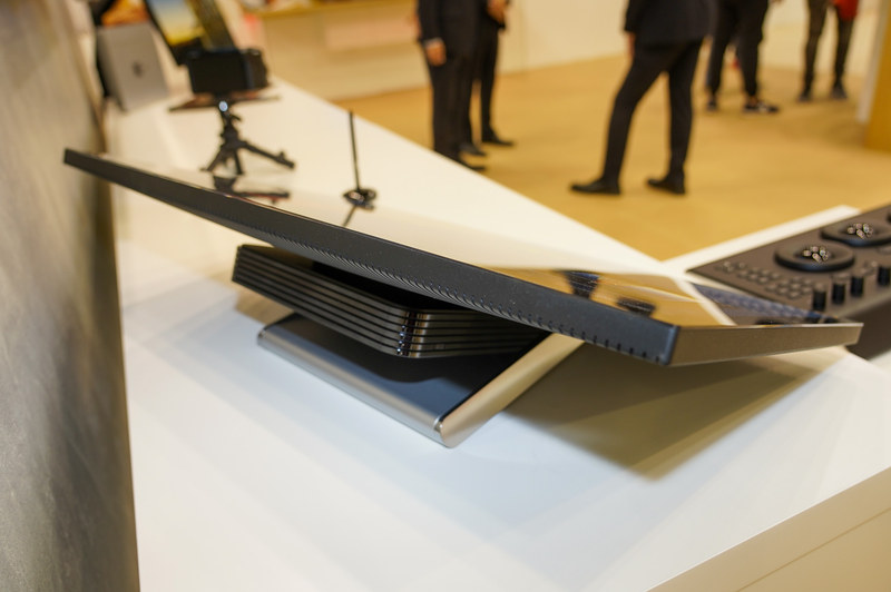 2021年に投入される見通しの一体型8K PCのモックアップ。背面にPCユニットを合体するかたちになっている。ペンも使える