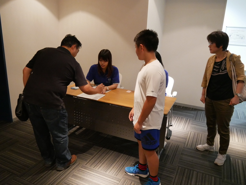 受付の様子。12組が参加した