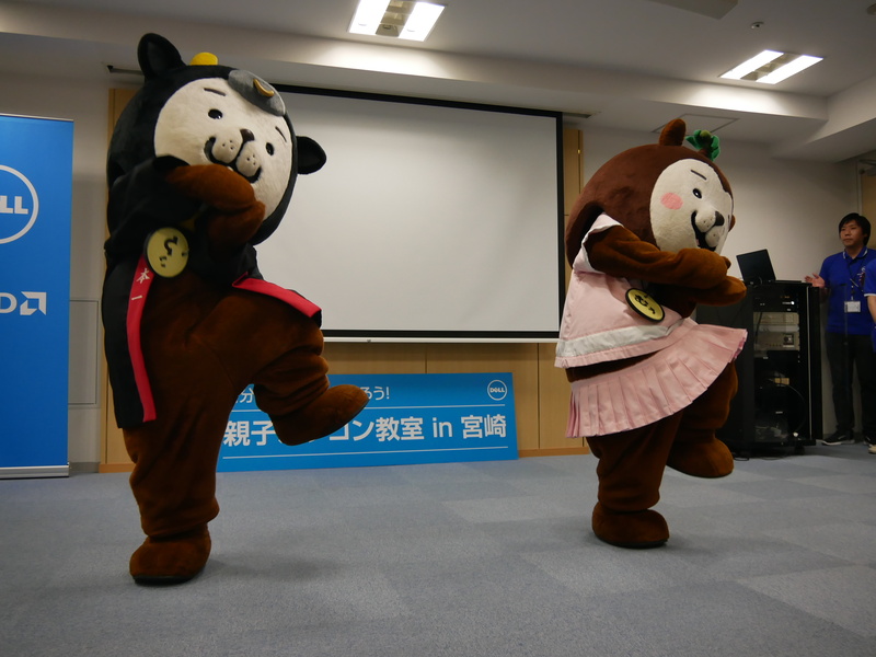 みやざき犬のひぃくんとむぅちゃんが応援に駆けつけて、ダンスを披露した