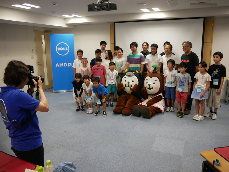 ひぃくんとむぅちゃんが参加者と一緒に記念撮影