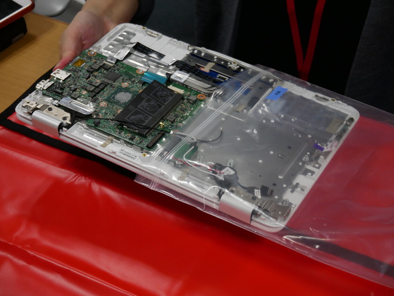 本体をビニール袋から取り出す。マザーボードは搭載されている