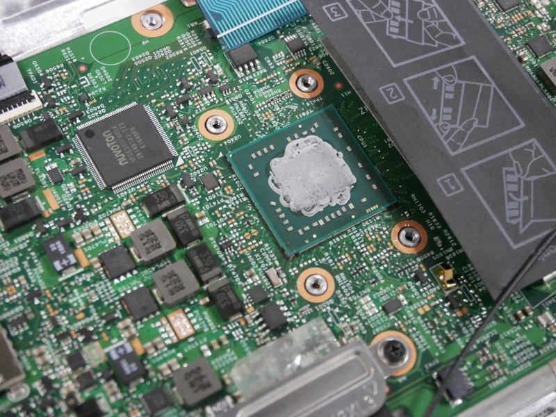 AMDのCPUも取り付け済みだ。グリスが塗ってあり、ロゴは見えない