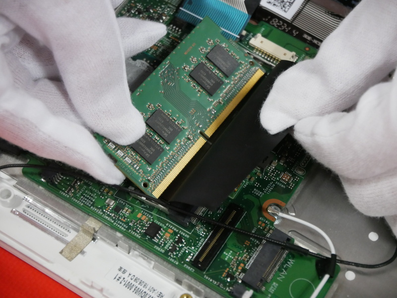 最初にメモリの取り付け作業を行なう