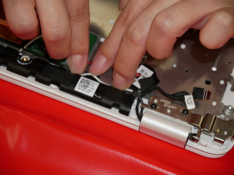 スピーカーケーブルを隙間に固定する