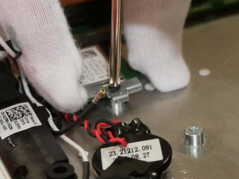 無線LANカードブラケットをネジで固定する