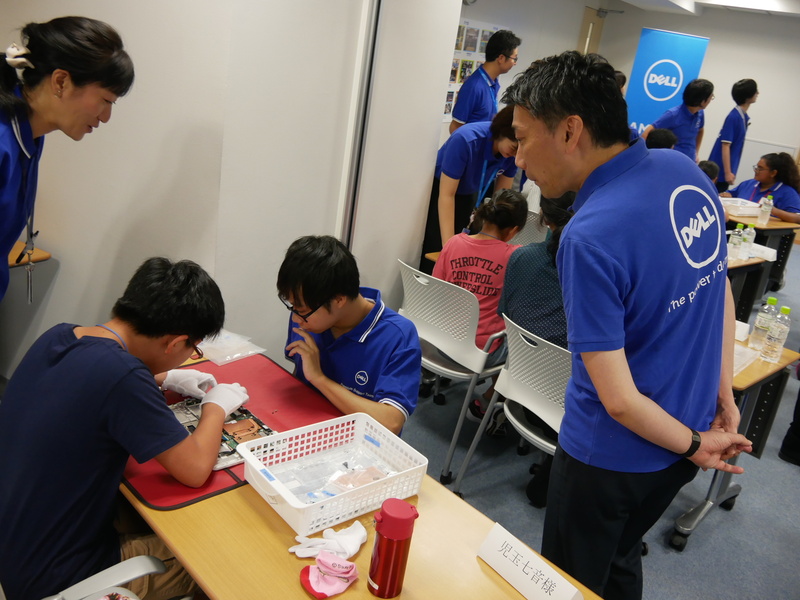 石口センター長(右)も組み立ての様子を見る