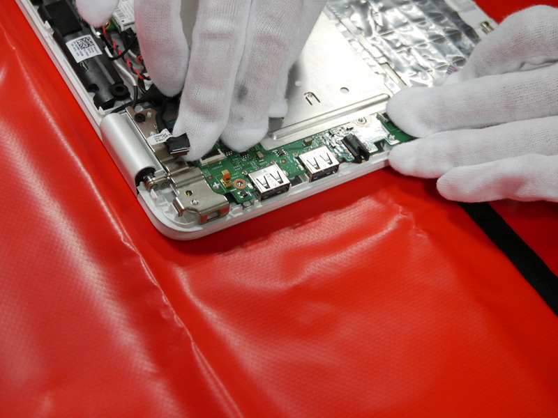 I/Oボードの取り付け作業。ケーブルも接続する