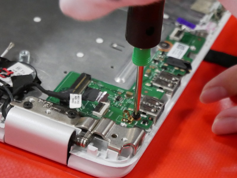 I/Oボードをネジで固定する