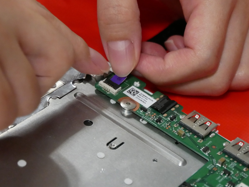 電源ボタンおよびボリュームボタンのケーブルを取り付ける