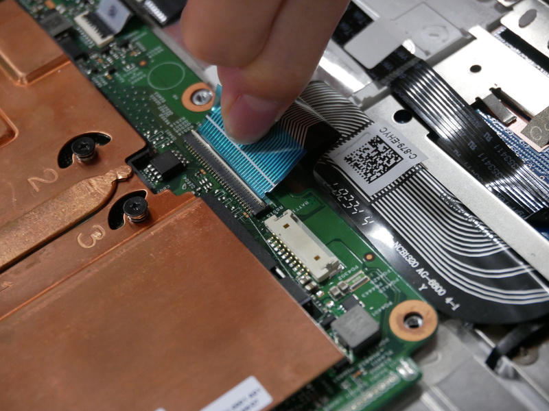 キーボードのフレキケーブルを接続する