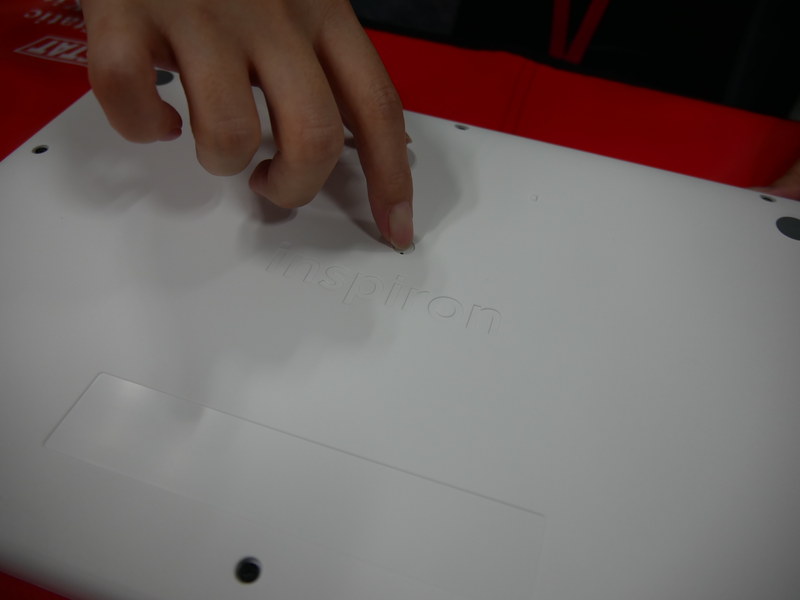 中央部のネジにはシールを貼って目隠しする